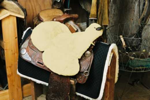 Westernsattel Lammfellbezug