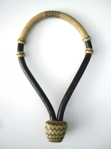 Rawhide Bosal - 36 Plaited - aus Rohaut schwarz / natur Rawhide Bosal - 36 Plaited - aus Rohaut schwarz / natur
